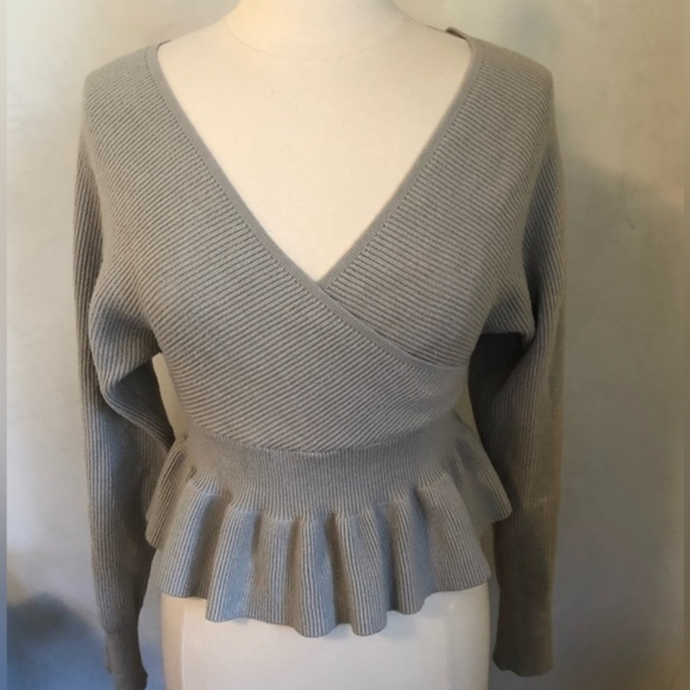 Zesica baby doll v-neck peplum hem Taupe sweater w/batwing sleeves Size Medium